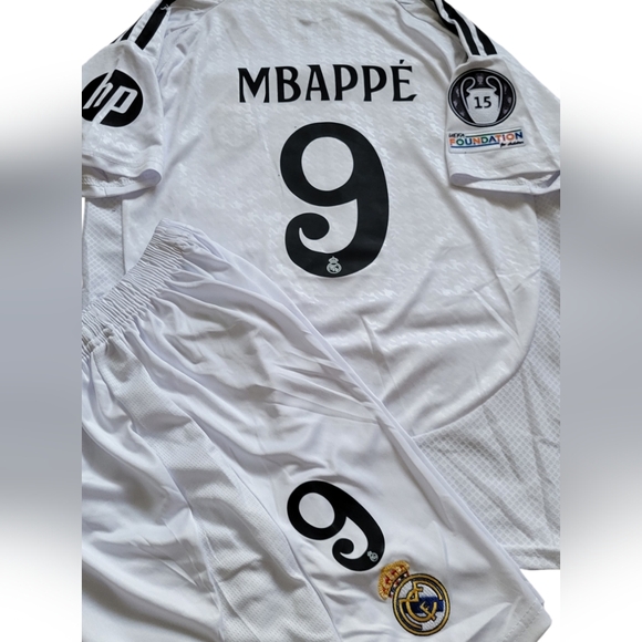 Kylian Mbappé Real Madrid 24/25 Home Set for Kids - Picture 4 of 5